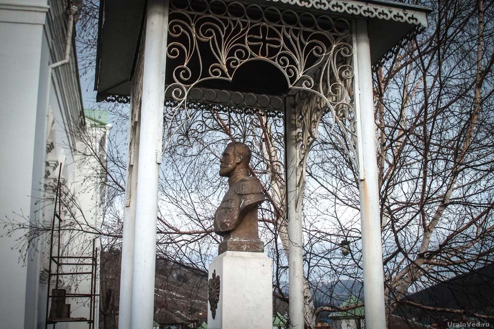 Памятник Николаю II, установленный в 1996 году. Бюст изготовлен миасским скульптором П.Е. Левочкиным.